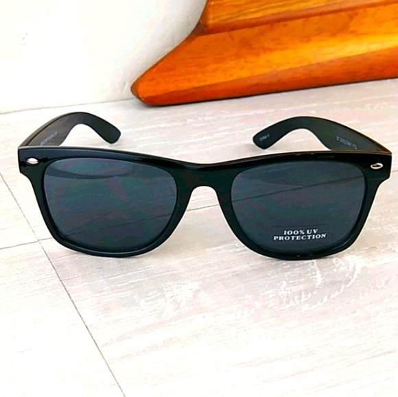 Black Wayfarer 100% UV Protection Sunglasses - Picture 10 of 12